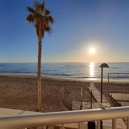 Frente Al Mar Y A Pie De Playa *