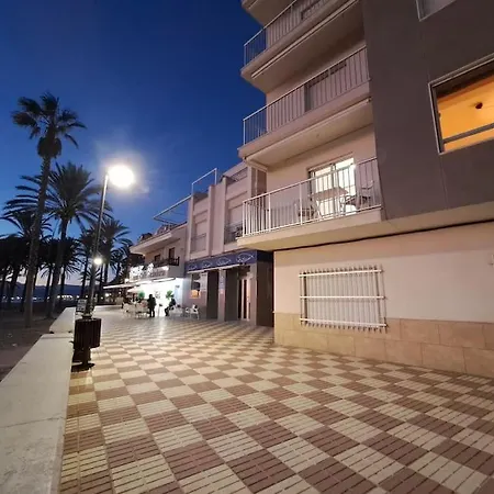 Frente Al Mar Y A Pie De Playa