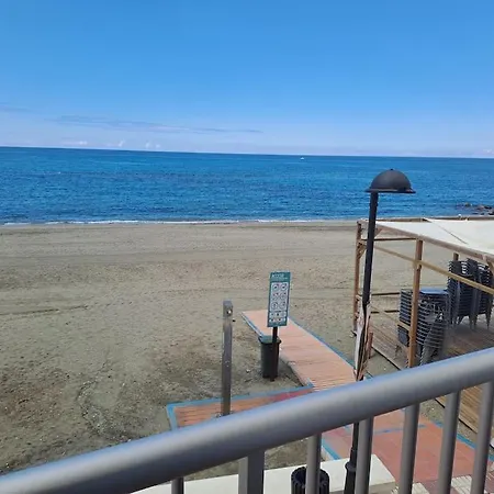 Frente Al Mar Y A Pie De Playa Apartment