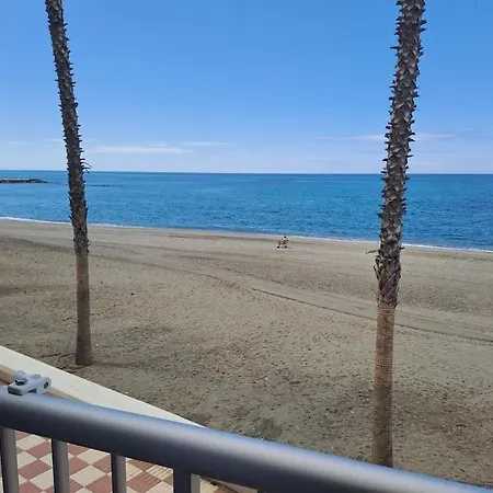 Frente Al Mar Y A Pie De Playa